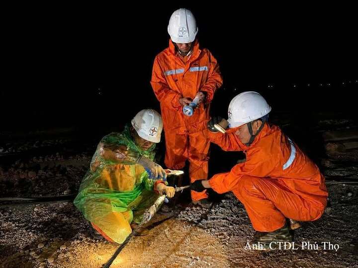 Xuyên đêm sửa chữa, khắc phục sự cố đảm bảo cấp điện an toàn, ổn định cho phát triển kinh tế, xã hội của địa phương