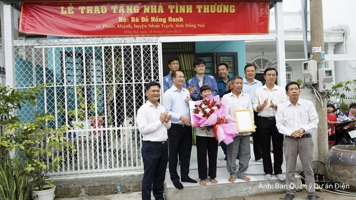 Ông Lê Văn Quý, Giám đốc Ban Quản lý Dự án Điện (ngoài cùng bên trái) cùng đại diện tổng thầu, chính quyền địa phương bàn giao nhà tình thương cho hộ bà Đỗ Hồng Oanh