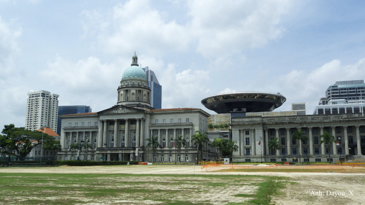 Tòa án Tối cao cũ và Tòa Thị chính Singapore nhìn từ bãi cỏ Padang, thuộc khu Civic District.