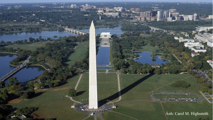 Trục National Mall ở Washington với Đài tưởng niệm Washington ở phía trước và Đài tưởng niệm Lincoln ở phía xa.