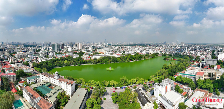 Không gian bờ hồ Hoàn Kiếm, nơi nhiều lớp lịch sử và văn hóa cùng hiện diện trong một vòng hồ chưa đầy 2 km.