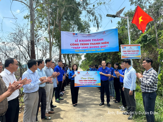 PV Power và Ban Quản lý Dự án Điện bàn giao công trình Thắp sáng đường quê
