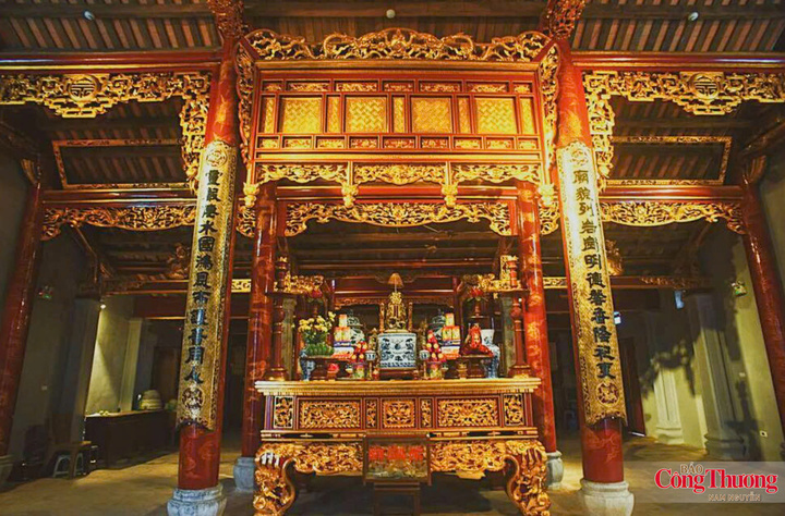 Không gian bên trong Đền Bà Kiệu, tên chữ là Thiên Tiên điện, nơi thờ Liễu Hạnh công chúa cùng hai vị nữ thần.