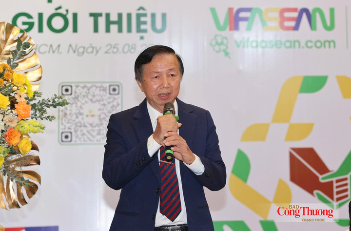 Ông Đặng Quốc Hùng, Tổng Giám đốc Công ty Cổ phần Thủ công mỹ nghệ Gỗ Liên Minh.