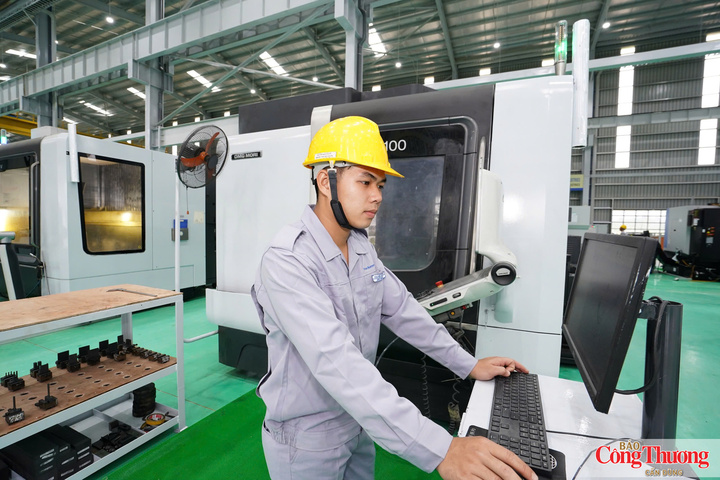 Công nghiệp chế biến, chế tạo ngày càng khẳng định vai trò động lực tăng trưởng của toàn ngành công nghiệp. Ảnh: Cấn Dũng
