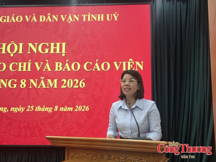 Bà Nguyễn Thị Hoài, Phó Giám đốc Sở Văn hóa, Thể thao và Du lịch tỉnh Tuyên Quang phát biểu tại buổi họp báo.