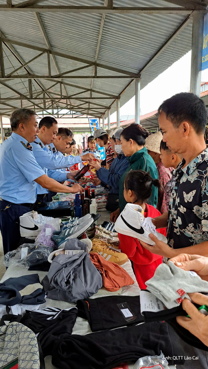 Quản lý thị trường Lào Cai gắn việc kiểm tra, kiểm soát thị trường với công tác tuyên truyền pháp luật về thị trường, hàng hóa. Ảnh: QLTT Lào Cai
