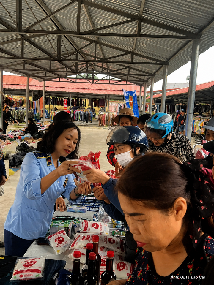 Lực lượng Quản lý thị trường Lào Cai kiểm tra hàng hóa tại chợ truyền thống. Ảnh: QLTT Lào Cai