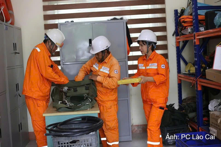 Nhân viên Điện lực Lào Cai kiểm tra, chuẩn bị đầy đủ vật tư, trang thiết bị an toàn và phương án xử lý sự cố, sẵn sàng ứng trực 24/24 giờ trong suốt kỳ nghỉ lễ Quốc khánh 2/9. Ảnh: PC Lào Cai