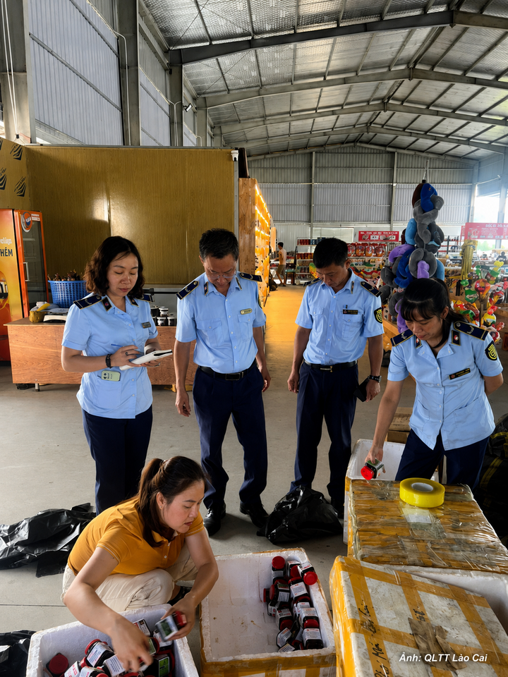 Kiểm tra các mặt hàng gắn với án toàn thực phẩm. Ảnh: QLTT Lào Cai