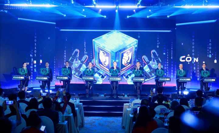 Thủ tướng Chính phủ Lê Minh Hưng cùng các đại biểu thực hiện nghi thức kích hoạt ra mắt nền tảng số VINASME - Ảnh: chinhphu.vn/Nhật Bắc