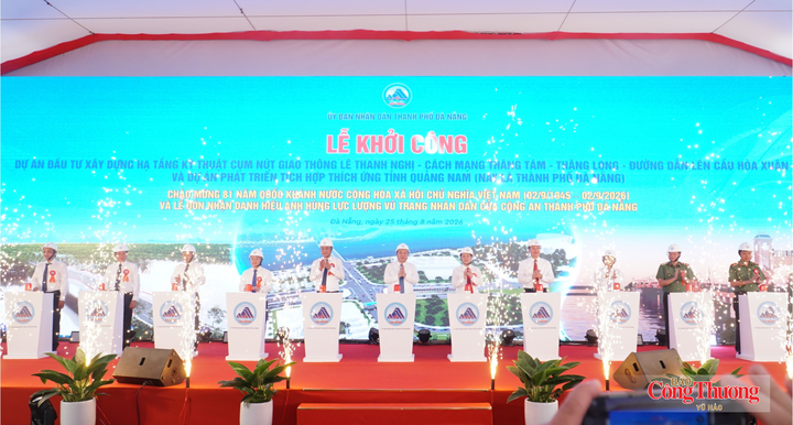 Phó Thủ tướng Thường trực Chính phủ Phạm Gia Túc và các đại biểu thực hiện nghi thức khởi công tại chương trình