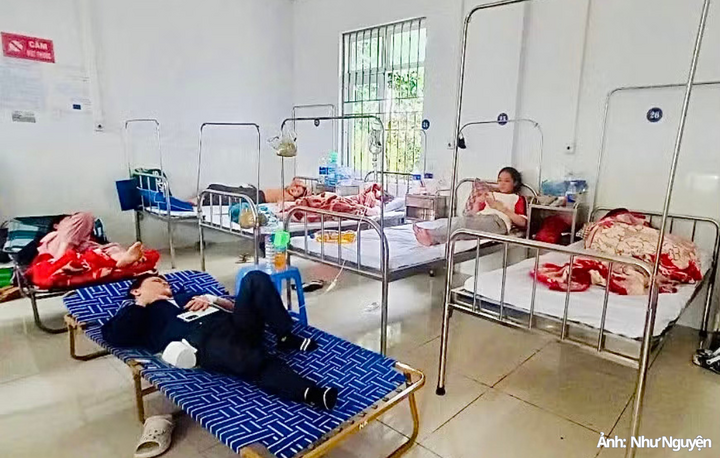 78 người nhập viện với triệu chứng đau quặn bụng, tiêu chảy, nôn ói nhiều lần, sốt.