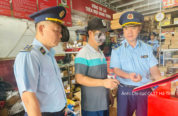 Lực lượng chức năng làm việc với các chủ thể vi phạm.