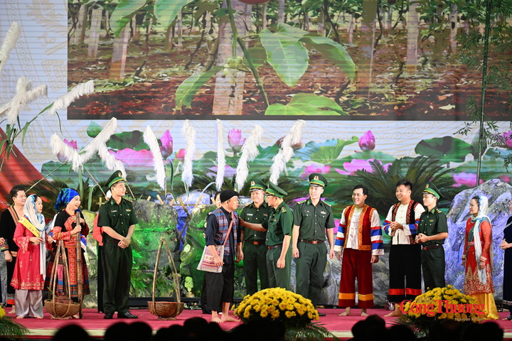 Từ những mô hình cụ thể ở cơ sở, niềm tin của đồng bào được củng cố, tạo nên sự đồng thuận và sức mạnh của nhân dân trong bảo vệ chủ quyền, xây dựng biên giới hòa bình, hữu nghị, hợp tác và phát triển.