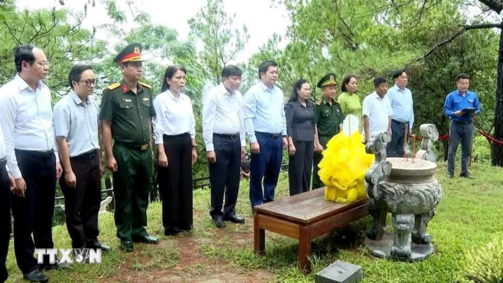 Đoàn đại biểu tỉnh Quảng Trị dâng hương, dâng hoa tưởng nhớ, tri ân Đại tướng Võ Nguyên Giáp tại Khu mộ Đại tướng ở Vũng Chùa - Đảo Yến. Ảnh: Võ Dung/TTXVN