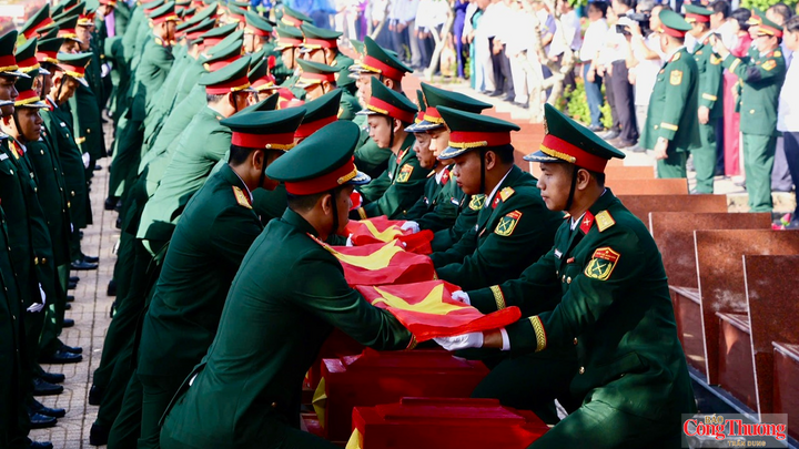 Nghi thức an táng hài cốt liệt sĩ tại buổi lễ.