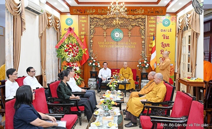 Bộ trưởng Bộ Dân tộc và Tôn giáo Nguyễn Đình Khang thăm và chúc mừng Giáo hội Phật giáo Việt Nam nhân dịp Đại lễ Vu Lan 2026