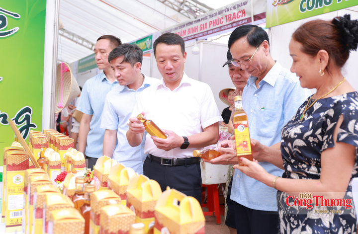 Hội chợ lần này không chỉ là kênh phân phối hiệu quả mà còn là cơ hội để các chủ thể sản xuất nhìn nhận lại năng lực cạnh tranh, học hỏi kinh nghiệm từ các tỉnh bạn và nắm bắt xu hướng tiêu dùng mới.