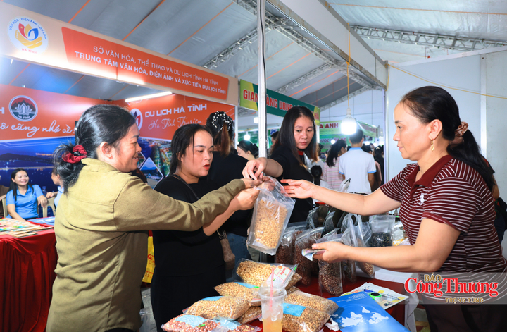 Đóng góp vào bức tranh chung của sự kiện, chính quyền tỉnh Hà Tĩnh đã và đang triển khai hàng loạt chính sách đồng bộ nhằm trợ lực cho các cơ sở công nghiệp nông thôn. Từ việc hỗ trợ vốn vay ưu đãi, chuyển giao ứng dụng khoa học kỹ thuật tiên tiến, đến công tác tư vấn thiết kế mẫu mã bao bì, tất cả đều hướng tới mục tiêu nâng tầm giá trị hàng hóa bản địa.