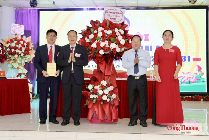 Phó Chủ tịch Thường trực UBND tỉnh Lai Châu Tống Thanh Hải tặng hoa chúc mừng Đại hội.