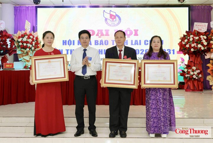 Thừa ủy quyền Chủ tịch nước, đại diện lãnh đạo tỉnh Lai Châu trao tặng Huân chương lao động cho các cá nhân có thành tích xuất sắc.