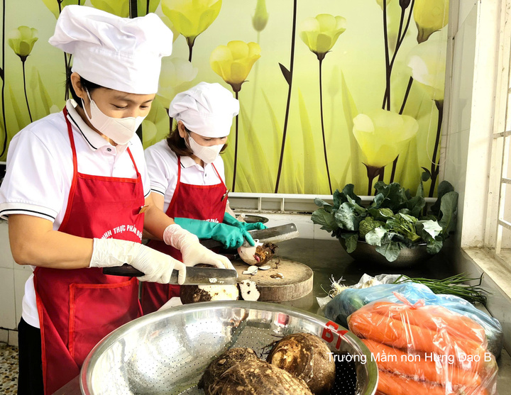 Công tác triển khai chuẩn bị cho bữa ăn bán trú tại Trường Mầm non Hưng Đạo B (xã Hưng Đạo)