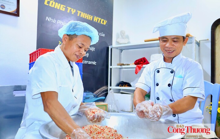 Thợ làm bánh Nguyễn Văn Lộc chia sẻ về những thành phần làm nên nhân bánh dẻo truyền thống.