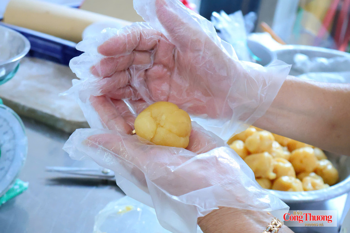 Người thợ thực hiện công đoạn chia nhân, bảo đảm sự cân đối giữa phần nhân và vỏ bánh.