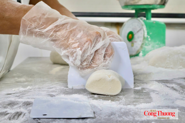 Từng viên bột làm bánh dẻo được chia cẩn thận theo đúng tỷ lệ.