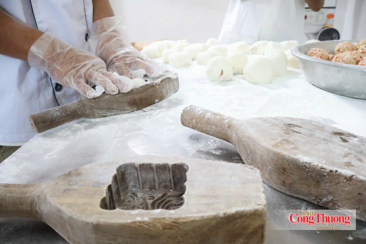 Từng phần bánh được tạo hình thủ công trước khi bước vào công đoạn hoàn thiện.