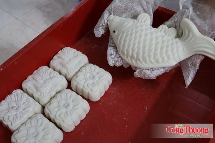 Chiếc bánh dẻo hoàn thiện với hoa văn truyền thống và tạo hình cá chép.