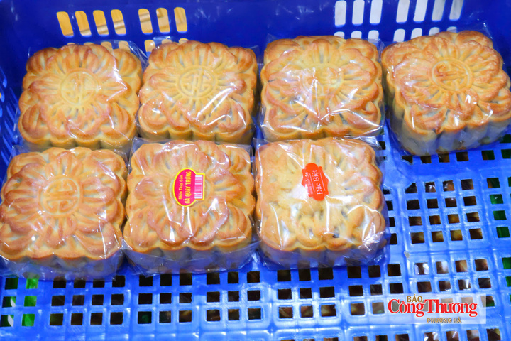 Những chiếc bánh nướng chuẩn bị được đem bán ra ngoài thị trường.