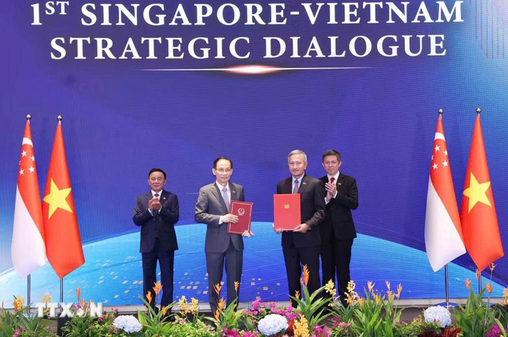 Ủy viên Bộ Chính trị, Bộ trưởng Ngoại giao Lê Hoài Trung và Bộ trưởng Ngoại giao Singapore Vivian Balakrishnan trao Tuyên bố chung về Chiến lược Kết nối Công nghệ Việt Nam-Singapore. (Ảnh: Phương Hoa/TTXVN)
