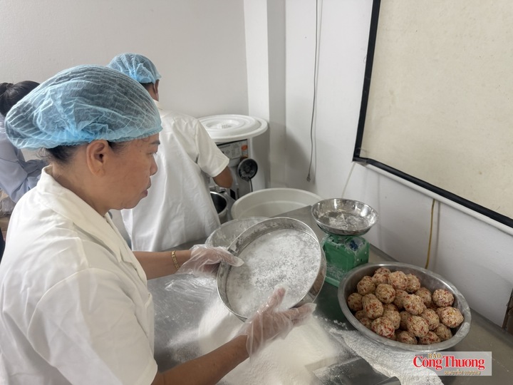 Bà Vũ Thanh Hằng trực tiếp theo dõi các công đoạn làm bánh Trung thu tại xưởng.
