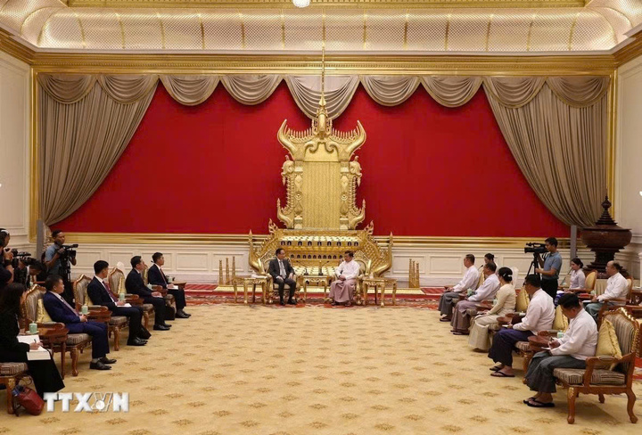Bộ trưởng Ngoại giao Lê Hoài Trung hội kiến Tổng thống Myanmar Min Aung Hlaing. (Ảnh: Đỗ Sinh/TTXVN)