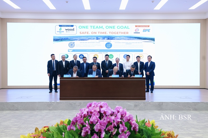 Đại diện chủ đầu tư, Tư vấn PMC và Nhà thầu EPC cùng ký cam kết triển khai Dự án Nâng cấp, mở rộng Nhà máy lọc dầu Dung Quất an toàn, đúng tiến độ, đúng ngân sách và đáp ứng các yêu cầu kỹ thuật. ảnh: BSR