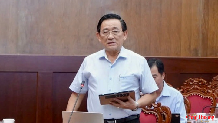 Ông Nguyễn Quốc Tuấn - Giám đốc Sở Công Thương tỉnh Vĩnh Long báo cáo tại hội nghị.