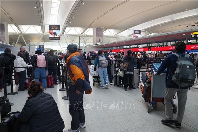 Hành khách làm thủ tục tại khu vực quầy check-in của Sân bay quốc tế John F. Kennedy (JFK) ở thành phố New York, Mỹ.