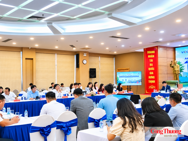 Đại biểu tham dự sự kiện.