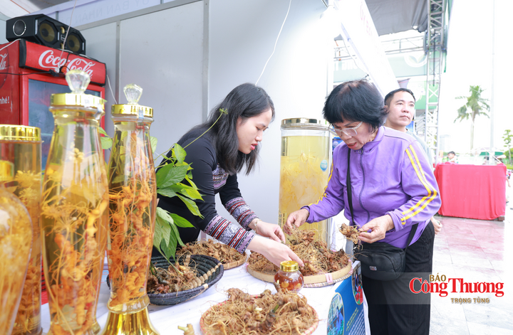 Tại gian hàng của Công ty TNHH Như sâm - Nam Trà My (Đà Nẵng), nhiều mặt hàng vẫn đang đợc bày bán, không khí giao thương diễn ra tấp nập.