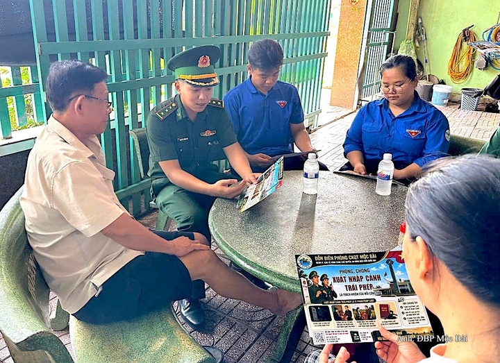 Thông qua hình thức “đi từng ngõ, gõ từng nhà”, cán bộ Biên phòng trực tiếp trao đổi, giải đáp những vấn đề người dân quan tâm.