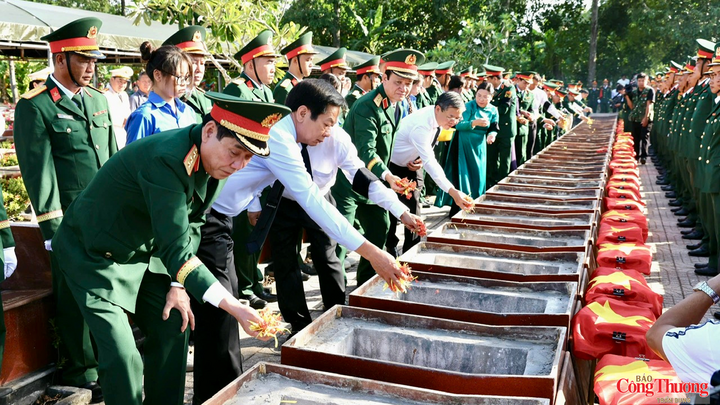 Các đại biểu bày tỏ sự tri ân và ghi nhớ công lao to lớn của các anh hùng liệt sĩ đã anh dũng chiến đấu và hy sinh vì sự nghiệp đấu tranh giải phóng dân tộc, thống nhất đất nước.