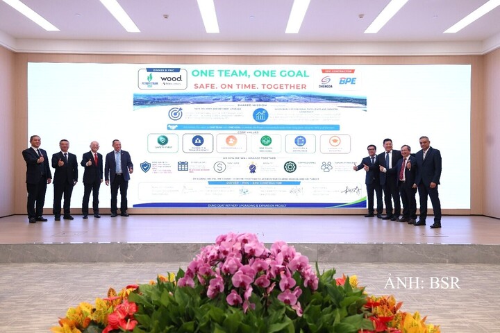 Chủ đầu tư, Tư vấn PMC và Nhà thầu EPC thống nhất thông điệp hành động: "One Team, One Goal - Safe. On Time. Together" (Một đội ngũ, Một mục tiêu - An toàn. Đúng tiến độ. Chung sức đồng lòng). Ảnh: BSR