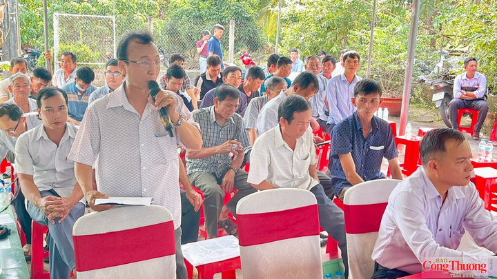 Đại diện các hộ nông dân đặt câu hỏi tại toạ đàm.