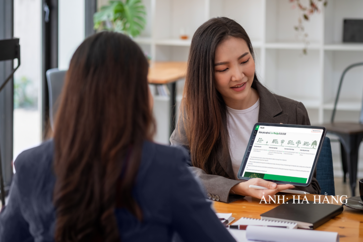 Sản phẩm bảo hiểm liên kết đơn vị Xanh Phú Quý được nhiều người thuộc thế hệ “sandwich” quan tâm để bảo vệ và tích lũy tài chính cho giai đoạn hưu trí. Ảnh Hà Hằng.