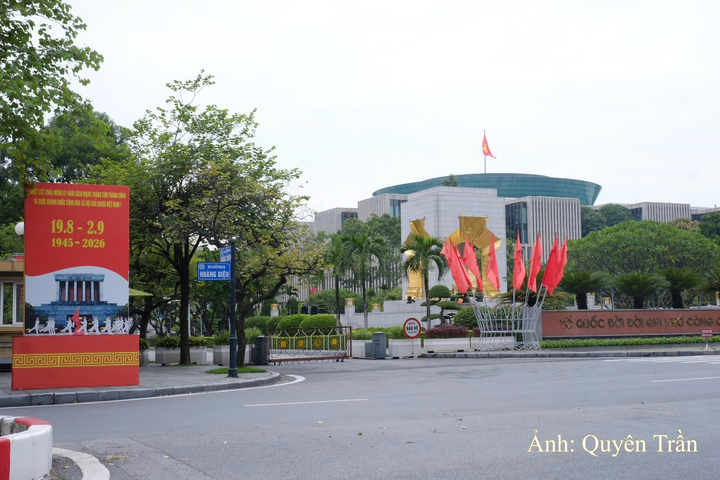 Trên các tuyến phố trung tâm như Hoàng Diệu, Điện Biên Phủ, Hoàng Văn Thụ, khu vực Hồ Gươm..., sắc đỏ của cờ Tổ quốc, cờ Đảng, pano, băng rôn nổi bật giữa phố phường, tạo không khí rộn ràng trước thềm Quốc khánh 2/9.