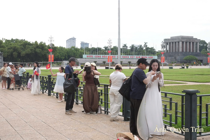 Khi thời tiết thuận lợi trở lại, những không gian vốn đã rực sắc cờ cũng trở thành điểm đến của người dân. Tại khu vực Lăng Chủ tịch Hồ Chí Minh, nhiều nhóm bạn, gia đình tranh thủ xuống phố, chụp ảnh trước ngày đại lễ.