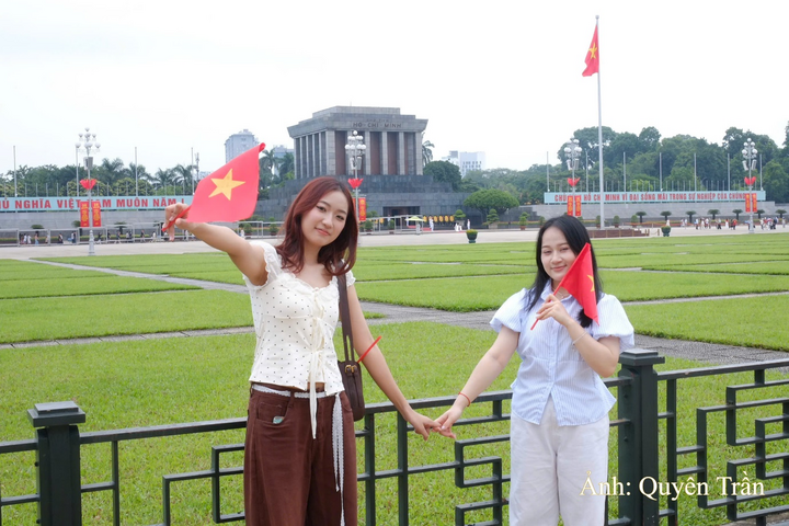 Em Hồ Minh Phương và em Nguyễn Thị Anh Thư (Hà Nội), hai sinh viên cùng đến chụp ảnh, cho biết đã phải chờ thời tiết thuận lợi mới có thể thực hiện kế hoạch. Phương chia sẻ: “Chúng em dự định thực hiện bộ ảnh từ vài ngày trước nhưng do thời tiết mưa nên phải hoãn lại. Hôm nay, thời tiết thuận lợi nên chúng em quyết định thực hiện kế hoạch, kết hợp tham quan và ghi lại những hình ảnh nhân dịp Quốc khánh 2/9”.