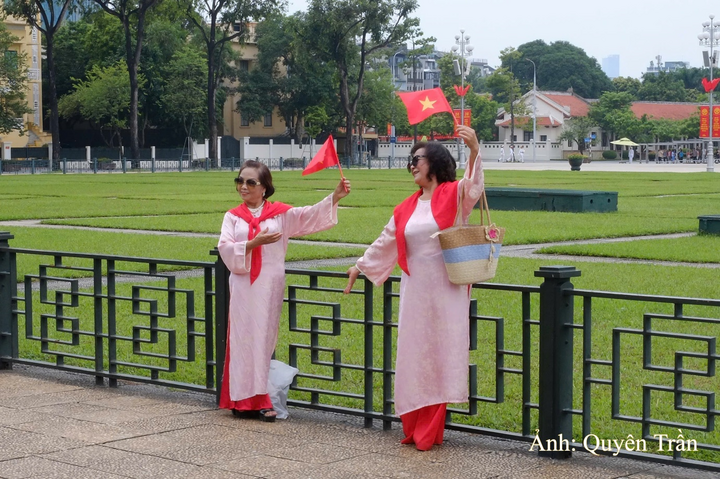 Không chỉ có những nhóm bạn trẻ, nhiều người lớn tuổi cũng lựa chọn xuống phố, mặc áo dài, cầm cờ và chụp ảnh trong không khí Quốc khánh 2/9.